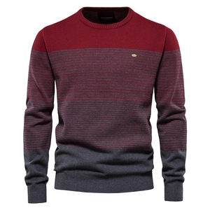 Pull en maille ajusté pour homme avec col rond et rayures bordeaux et gris dégradé