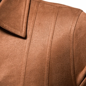 Giacca da uomo in pelle scamosciata color cuoio con colletto a rever e doppie cuciture rifinite