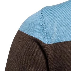 Herren-Feinstrickjacke mit blau-braunem Color-Block-Design und Schulterdetails