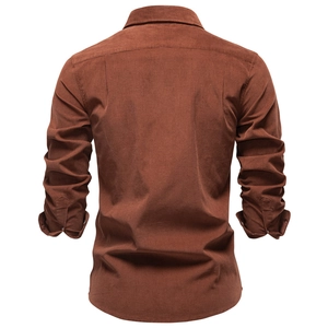 Camicia da uomo in velluto a coste marrone ruggine con maniche lunghe e colletto