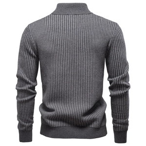 Vue arrière du pull en maille épaisse gris foncé pour homme avec col montant