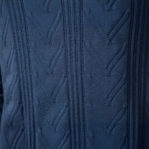 Pull homme à col en V bleu foncé avec rayures verticales et texture en jacquard