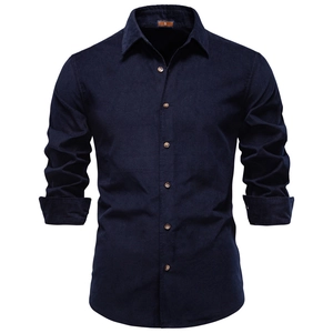 Camicia da uomo in velluto a coste blu navy con colletto a revers e bottoni in legno