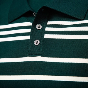 Dunkelgrüner Herrenstrick-Polo-Pullover mit weißen Streifen und Zweiknopf-Kragen-Detail