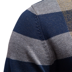 Pull rayé pour hommes en bleu marine et gris avec une fine texture en maille chic