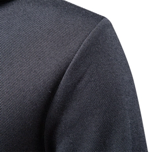 Gros plan du tissu texturé d'un sweat à capuche business pour homme avec coutures précises