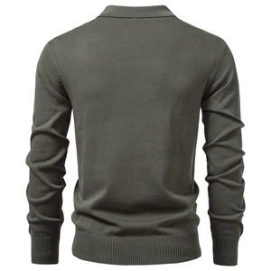 Vista posteriore del polo in maglia slim fit da uomo in colore verde oliva scuro