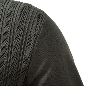 Dettaglio della maglia in maglia verde oliva con texture a coste e punti pointelle