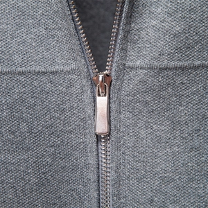 Gilet en maille grise pour homme avec fermeture éclair métallique et tissu haute densité