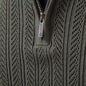 Maglione da uomo in maglia verde scuro con cerniera e texture traspirante pregiata