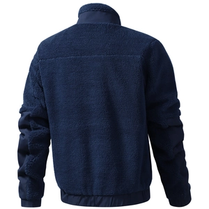 Rückansicht der dunkelblauen Teddy-Fleecejacke mit Stehkragen und verstärkten Einsätzen