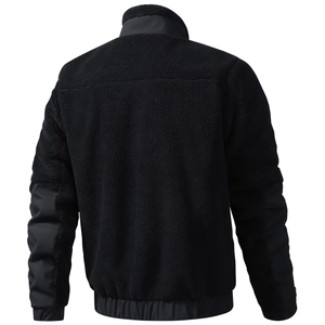 Rückansicht einer schwarzen Teddy-Fleecejacke mit winddichten Einsätzen und hohem Stehkragen