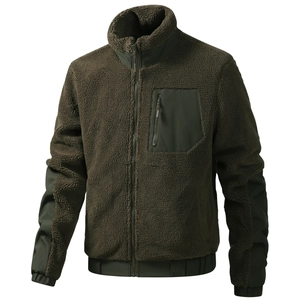 Dunkelgrüne Herren Teddy-Fleecejacke mit Stehkragen und Reißverschlusstasche Details