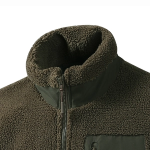 Detailansicht der olivgrünen Fleecejacke mit Stehkragen und Nylon-Brusttaschen-Akzent