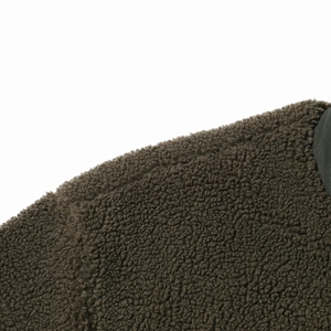Makroansicht von braunem Teddy-Fleece-Stoff mit olivgrüner Einfassung und Textur