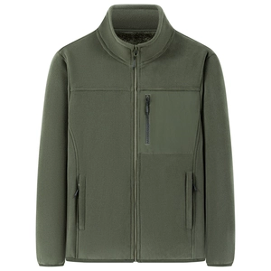 Dettaglio della giacca in pile verde militare con fodera termica e tasca sul petto con zip