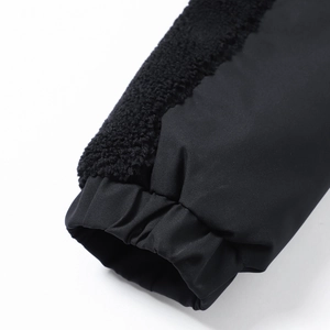 Detail der winddichten elastischen Ärmelbündchen und Fleece-Nähte an der Outdoor-Jacke