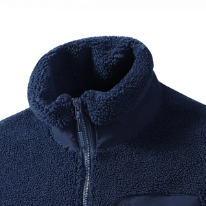 Detailansicht der dunkelblauen Teddy-Fleecejacke mit Stehkragen und Metallreißverschluss