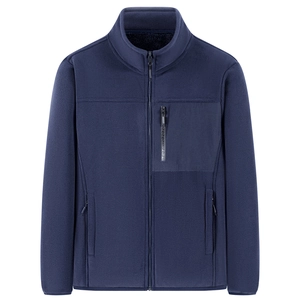 Dettaglio della giacca in pile blu navy con tasca sul petto con zip e collo alto