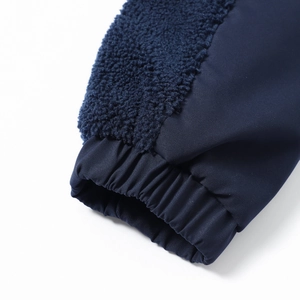 Detailansicht des dunkelblauen Teddy-Fleece-Futters und der elastischen Manschette