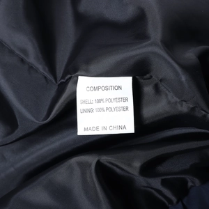 Detailansicht des Pflegeetiketts und 100% Polyester-Futter einer Herrenjacke