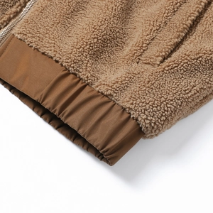 Detail der Teddy-Fleecejacke mit warmer Sherpa-Struktur und hochwertigem Metall-Reißverschluss