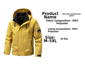 Détail de la veste coupe-vent jaune vif avec capuche ajustable et logo sur la manche