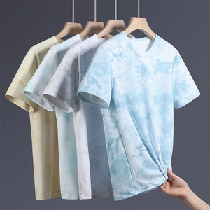 Vue détaillée de quatre t-shirts à imprimé marbré floral montrant la texture douce du tissu