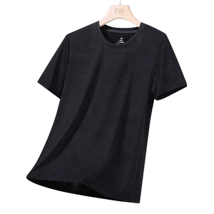 T-shirt nera classica a maniche corte girocollo con texture di alta qualità e vestibilità