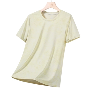 T-shirt uomo beige chiaro con texture marmorizzata e girocollo su gruccia in legno