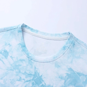 Détail du col rond renforcé sur un T-shirt bleu clair à imprimé tie-dye pour hommes