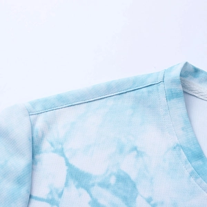Vue détaillée du col d'un t-shirt tie-dye avec coutures doubles de haute qualité