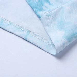Vue détaillée de la couture double et du tissu en maille effet tie-dye bleu marbré