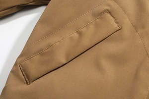 Macro dei dettagli della cucitura della tasca su tessuto in twill di giacca kaki