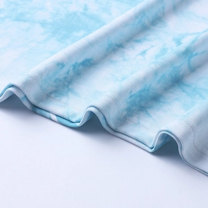 Gros plan de l'ourlet à double aiguille sur un t-shirt en coton tie-dye floral doux