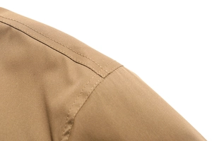 Dettaglio della giacca invernale kaki con tessuto in twill di cotone e doppie cuciture rinforzate