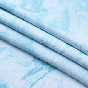 Vue détaillée du tissu tie-dye bleu clair et blanc sur un t-shirt d'été doux