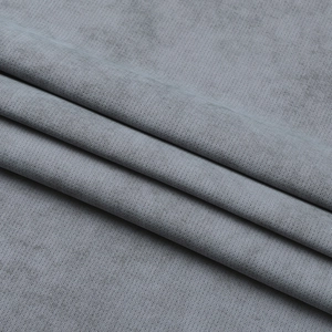Vista macro del tessuto a maglia grigio scuro con dettagli in mesh traspirante sulla maglia