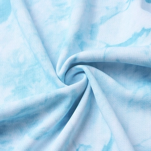 Vue détaillée de la texture du tissu tie-dye bleu et blanc doux pour t-shirt d'homme