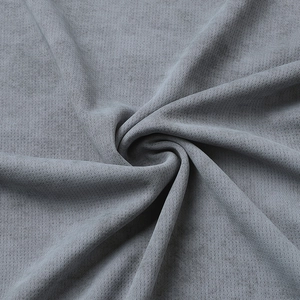 Primo piano del tessuto a rete grigio traspirante con micropori e trama in maglia