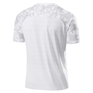 Rückansicht eines weißen Sport-T-Shirts mit grauem Camo-Print und atmungsaktiver Textur