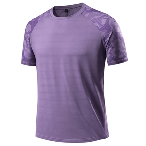 Herren Sport-T-Shirt in Lavendel mit geometrischem Druck an den Raglanärmeln