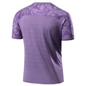 Rückansicht eines lila schnelltrocknenden Sport-T-Shirts mit atmungsaktivem Mesh-Gewebe-Detail