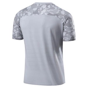 Detailansicht graues Sport-T-Shirt mit atmungsaktivem Stoff und Tarnmuster-Print