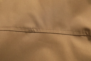 Primo piano dettagliato del tessuto twill kaki con doppia cucitura parallela professionale
