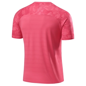 Rückansicht eines pinken Sport-T-Shirts mit atmungsaktivem Stoff und strukturiertem Design