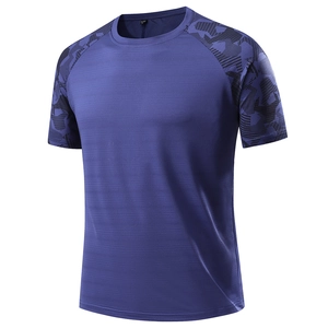 Herren Sport T-Shirt in Dunkellila mit Camo-Raglanärmeln und atmungsaktivem Mesh-Gewebe