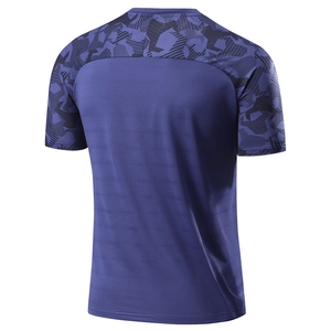 Detailaufnahme des lila atmungsaktiven Stoffes und Camo-Ärmel des Herren-Sportshirts