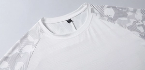 Nahaufnahme des schnelltrocknenden Herren-Sport-T-Shirts mit grauen Camouflage-Ärmeln