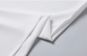 Makro-Detail von atmungsaktivem weißem Netzgewebe mit hochwertiger Overlock-Naht
